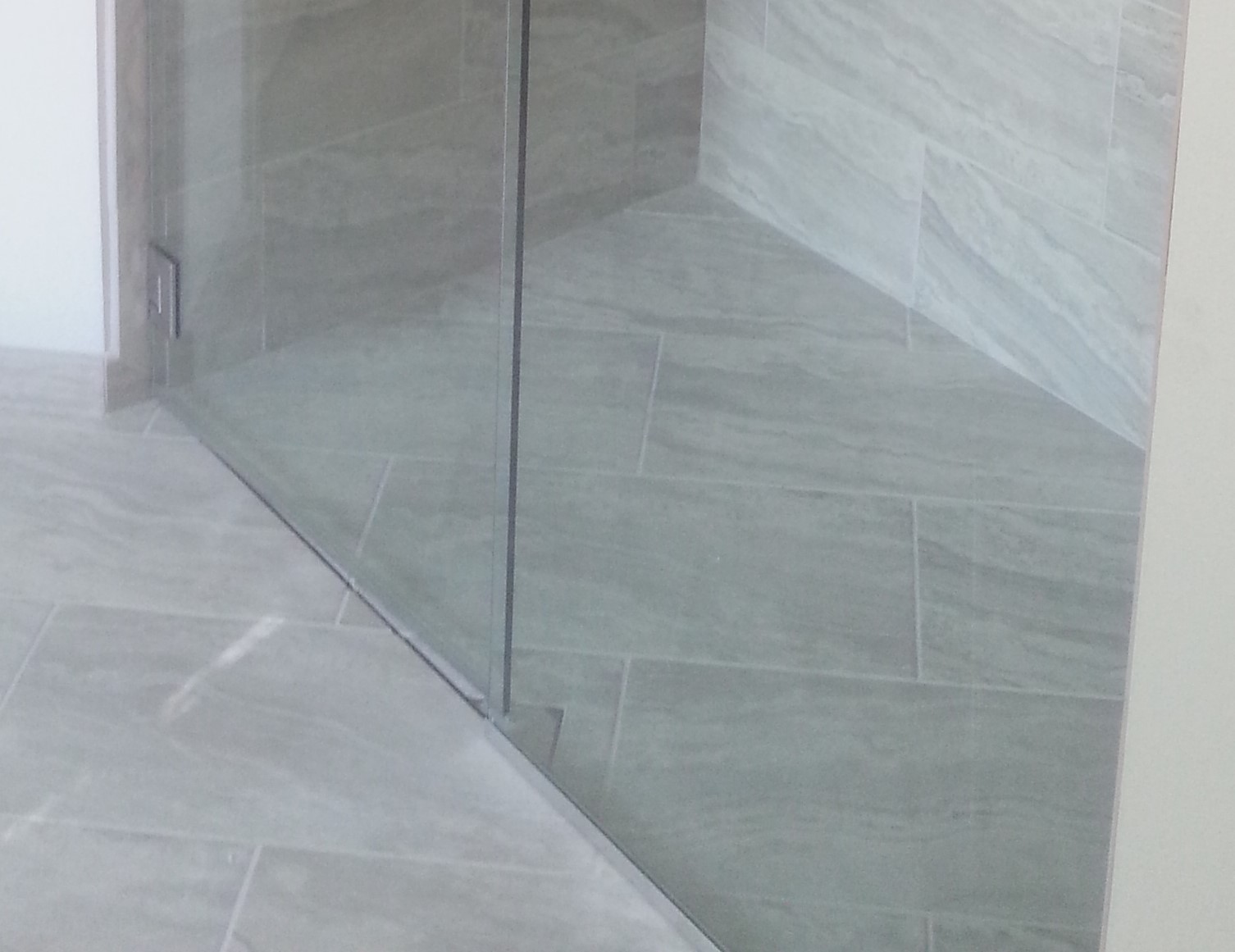 Gros plan sur le drain de douche Baumann Line