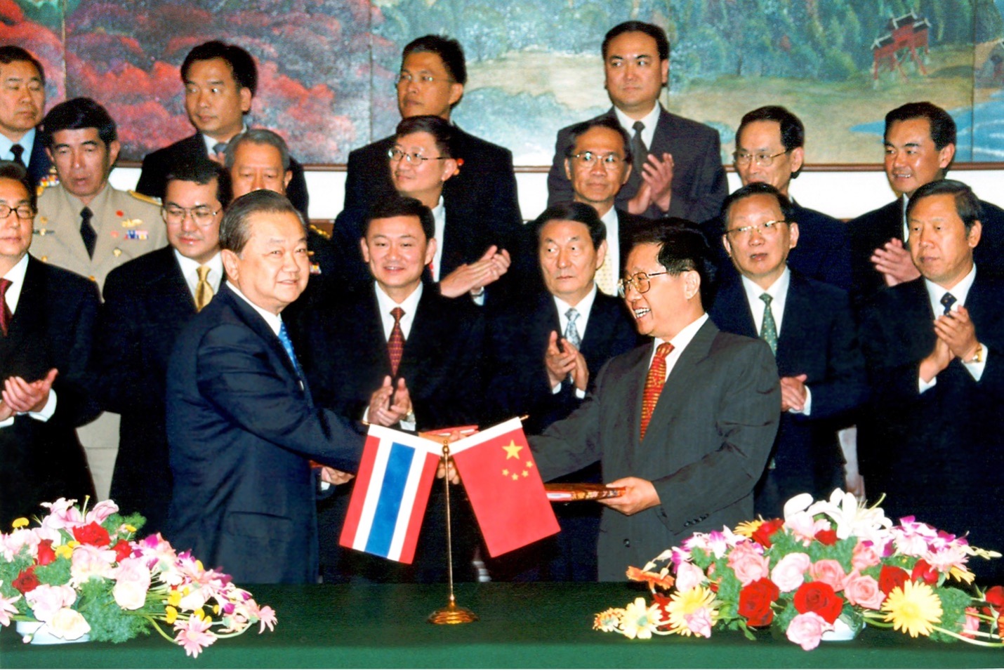 El ex presidente de Rojana firmó el primer acuerdo comercial entre Tailandia y China con el Ministro de Comercio de China. Ambos primeros ministros de Tailandia y China fueron testigos de este momento histórico. El ex presidente de Rojana firmó el primer acuerdo comercial entre Tailandia y China con el Ministro de Comercio de China. Ambos primeros ministros de Tailandia y China fueron testigos de este momento histórico.